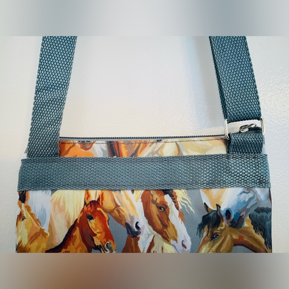 NGIL Horse Print Canvas Crossbody Bag Multi Pocket Adjustable Strap - Picture 7 of 8